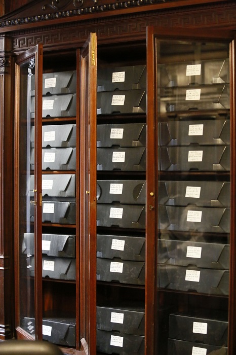 Las libretas limpias se almacenan en posición horizontal, dentro de cajas de polipropileno con interfoliado de papel libre de ácido. A cada caja se le coloca una etiqueta que especifica su contenido.