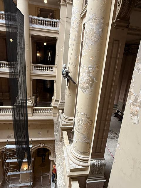 Tareas de restauración en el Salón de los Pasos Perdidos.