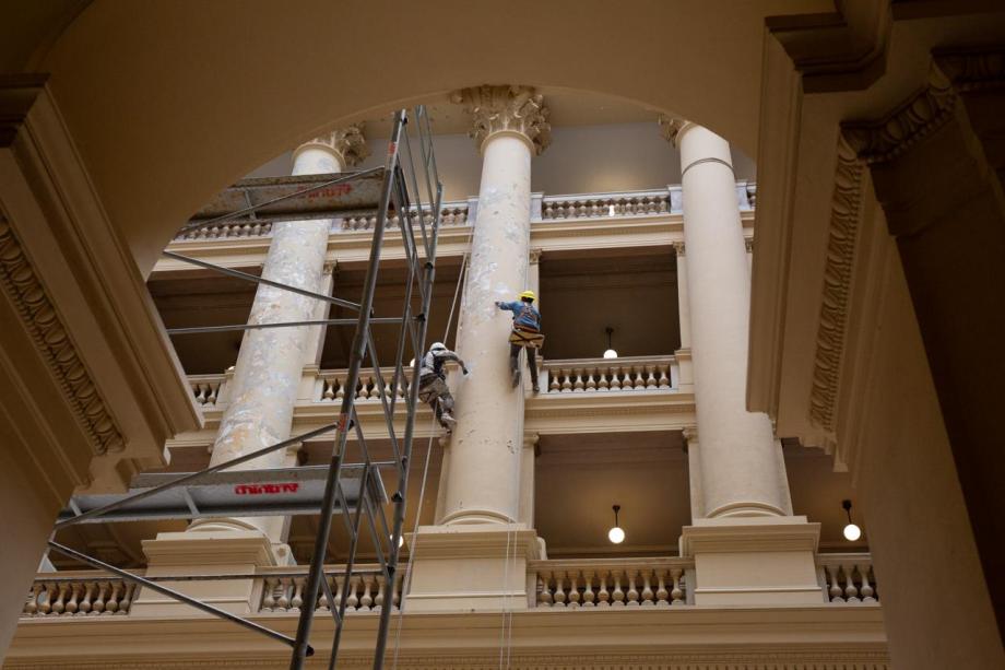 Tareas de restauración en el Salón de los Pasos Perdidos.